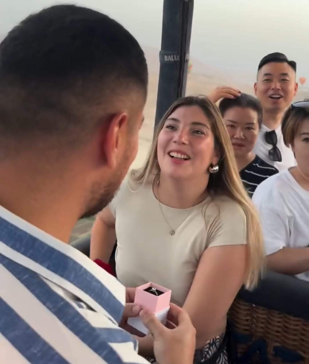 طلب زواج بين السماء والأرض.. سائح من تشيلي يفاجئ حبيبته على متن بالون طائر في الأقصر