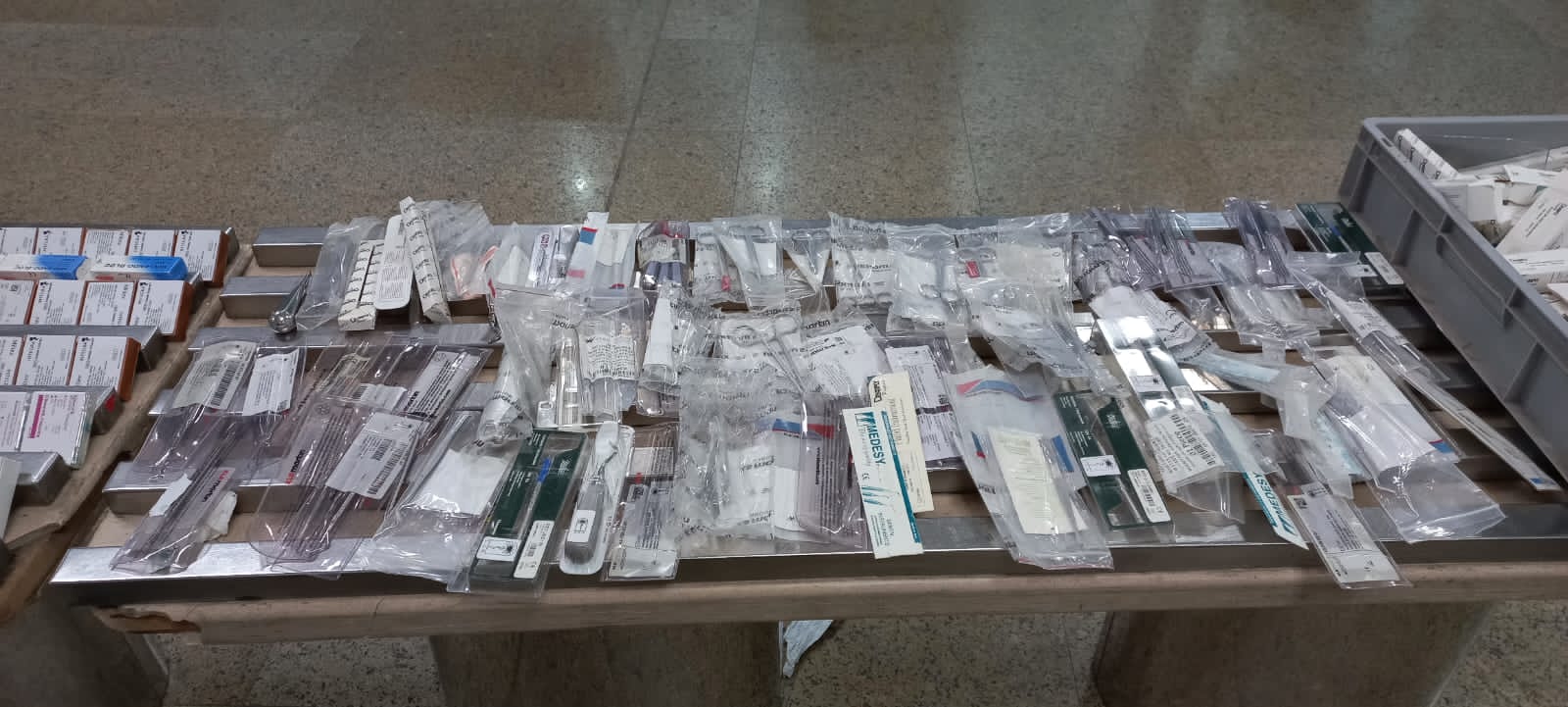 ضبط راكب حاول تهريب 347 عبوة من مستلزمات طب الأسنان واخر بحوزته حشيش