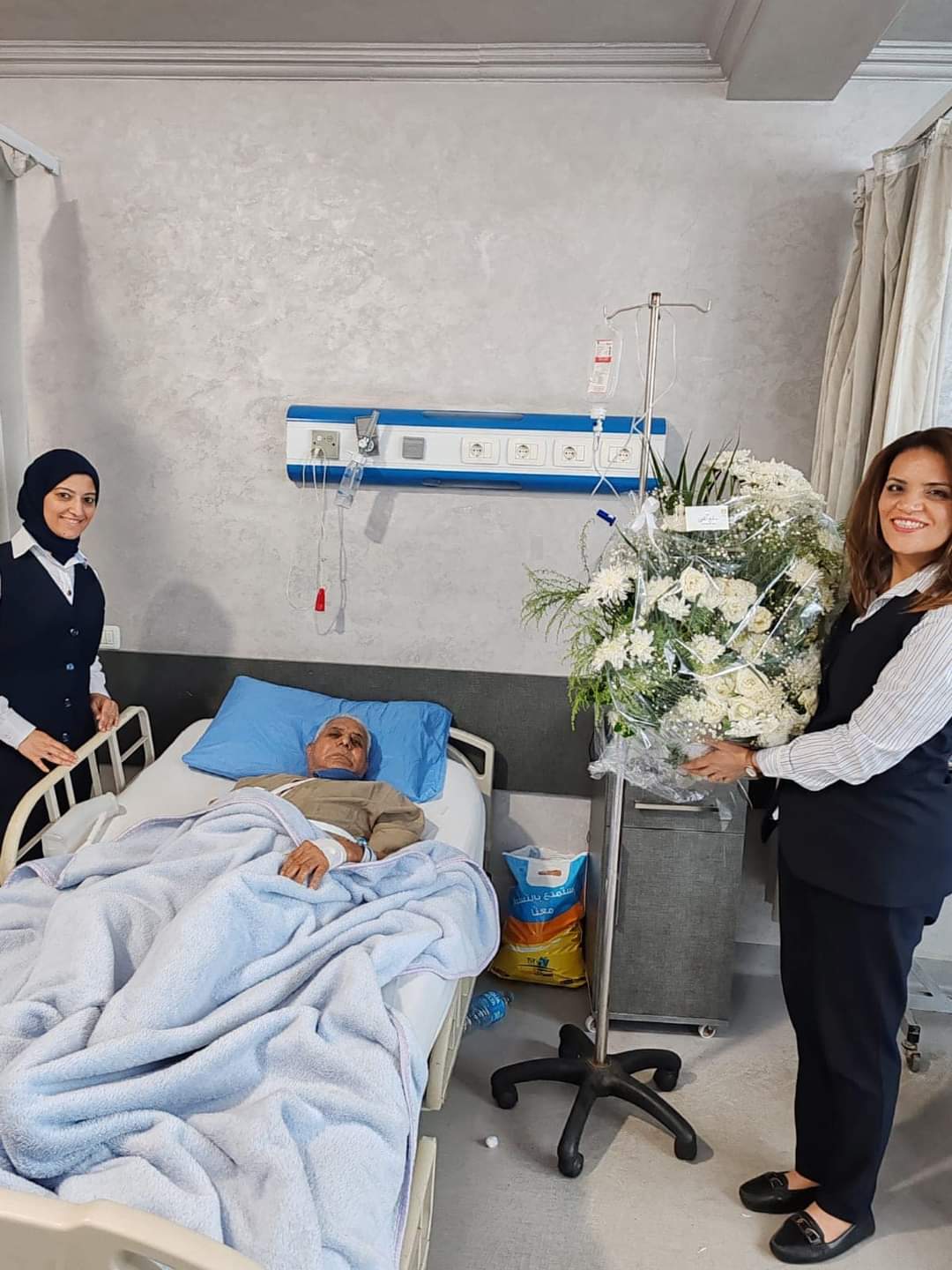 وزير الطيران المدني يُرسل باقات ورود للمرضى بمستشفى مصر للطيران في لفتة إنسانية مميزة