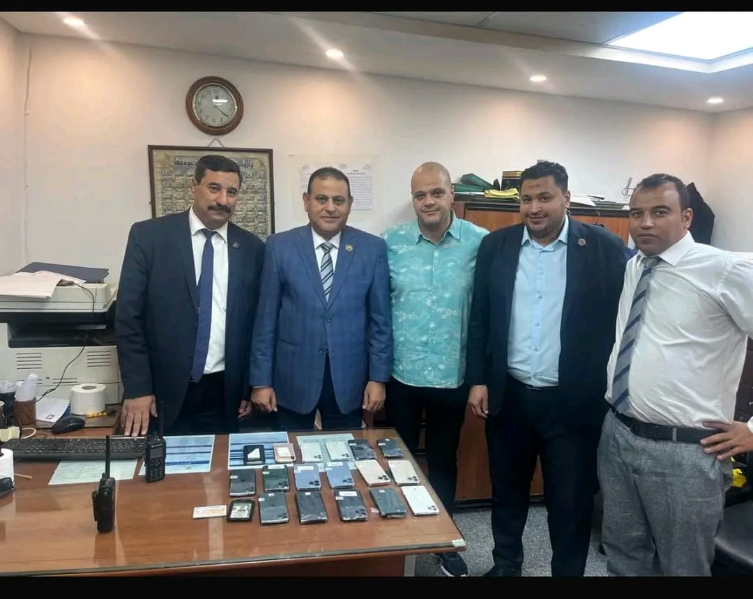 ضبط محاولة موظف بمطار القاهرة تهريب عدد من الهواتف المحمولة
