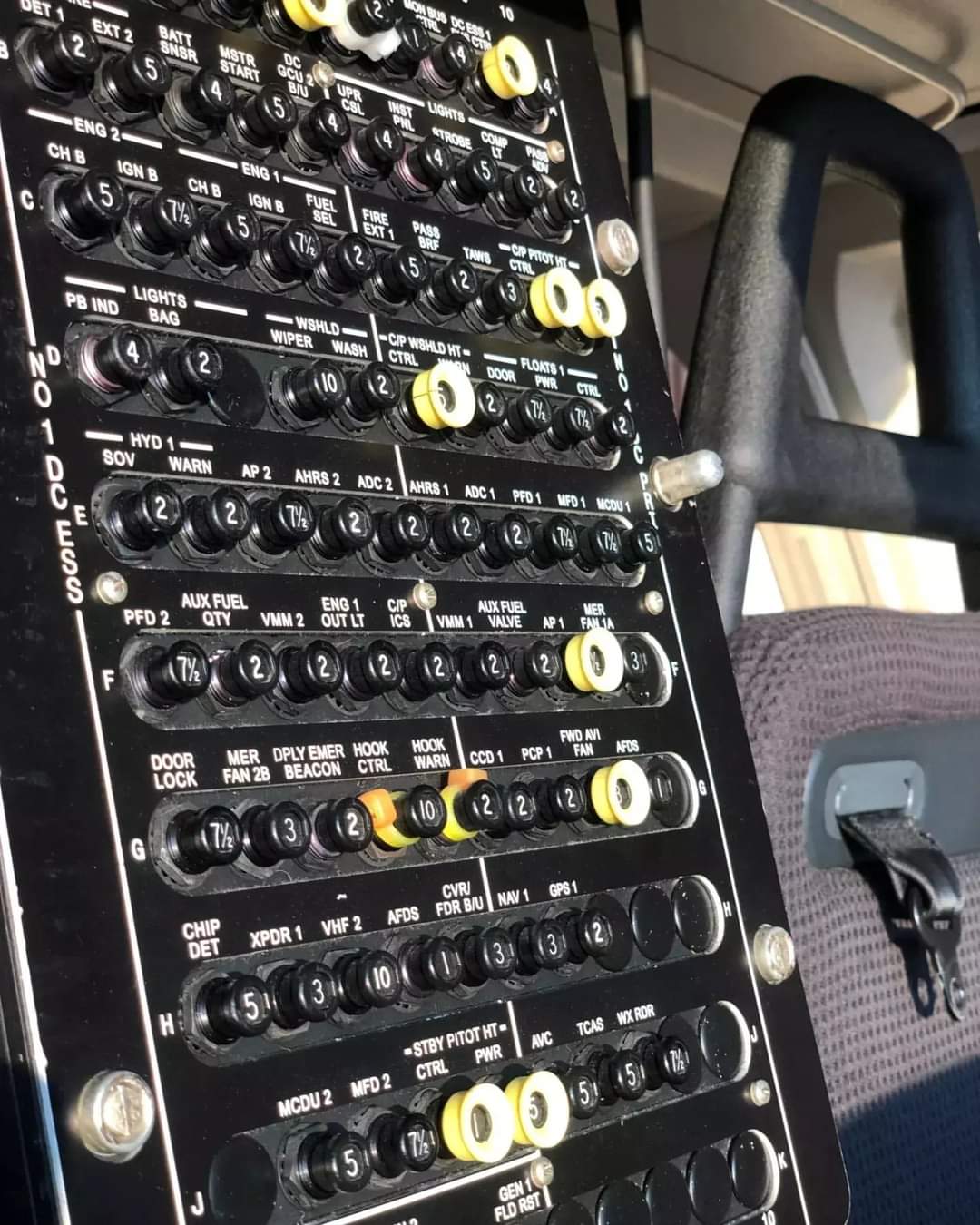 قواطع الكهرباء في الطائرات ..حماة النظام الكهربائي وسر أمان الرحلات الجوية