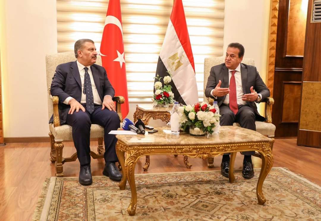 وزير الصحة التركي  يصل مطار القاهرة الدولي للقاء نظيره المصري 