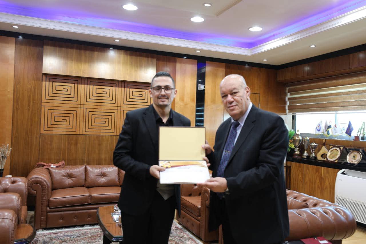 إشادة وتكريم في مطار القاهرة لعامل أعاد مبلغًا ماليًا مفقودًا دون تردد