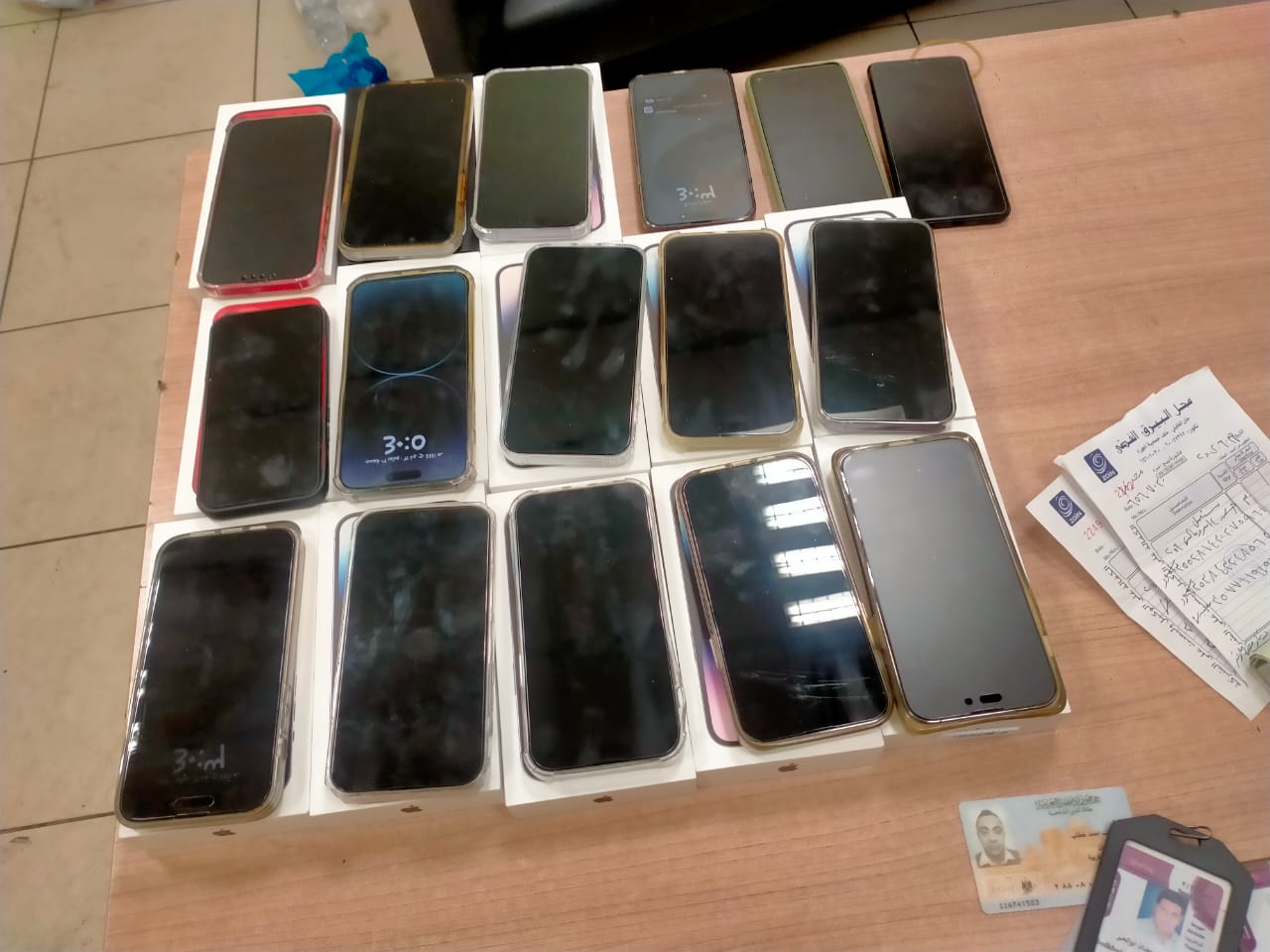 ضبط راكب حاول تهريب تليفونات محمولة بمساعدة عاملين بالمطار