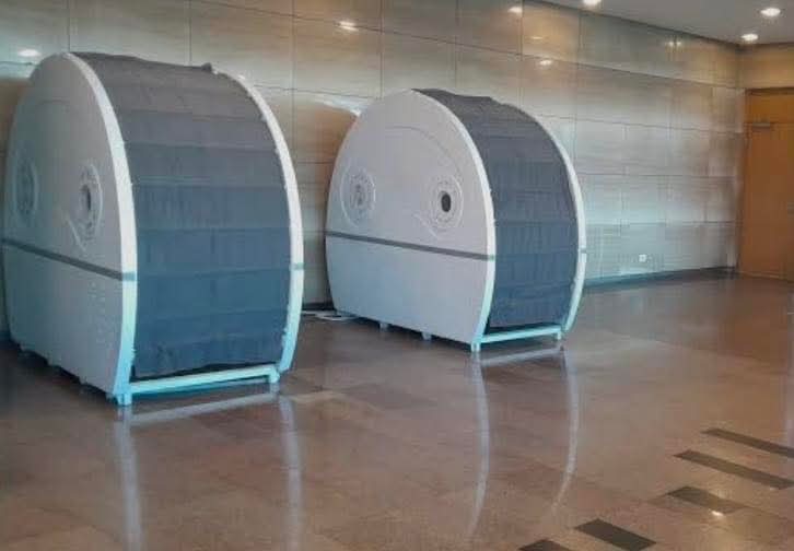 مطار القاهرة يرتقي بتجربة المسافرين ..كبسولات نوم فندقية بمعايير عالمية لراحة وانتظار بلا عناء