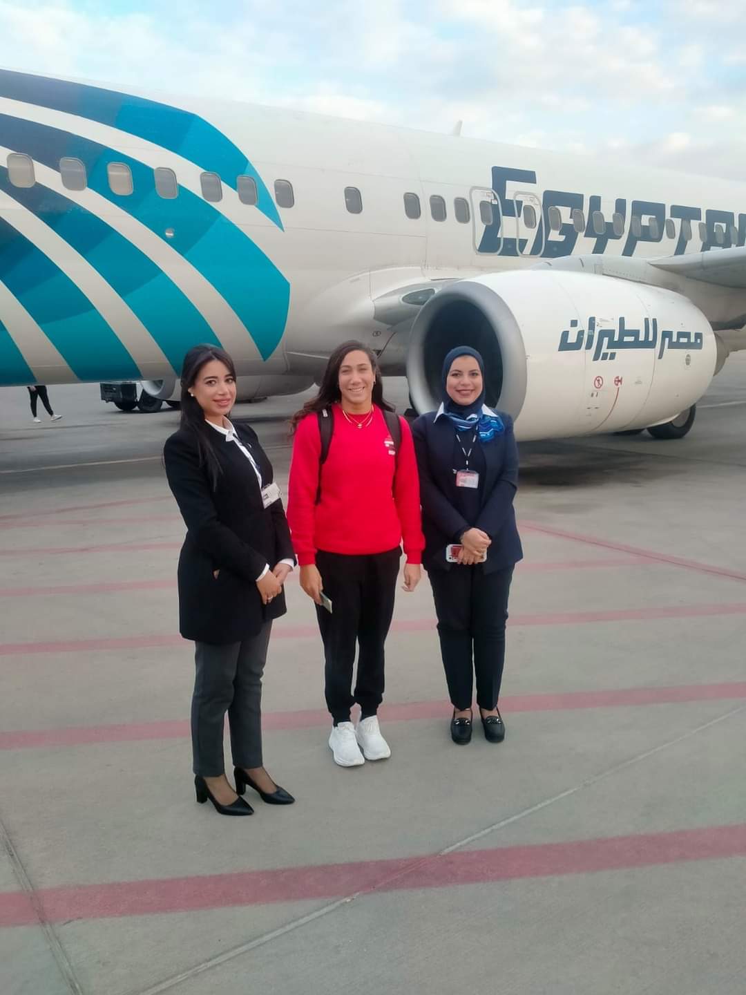 فريدة عثمان تصل مطار القاهرة بعد التأهل لنهائي سباق 50 متر ببطولة العالم