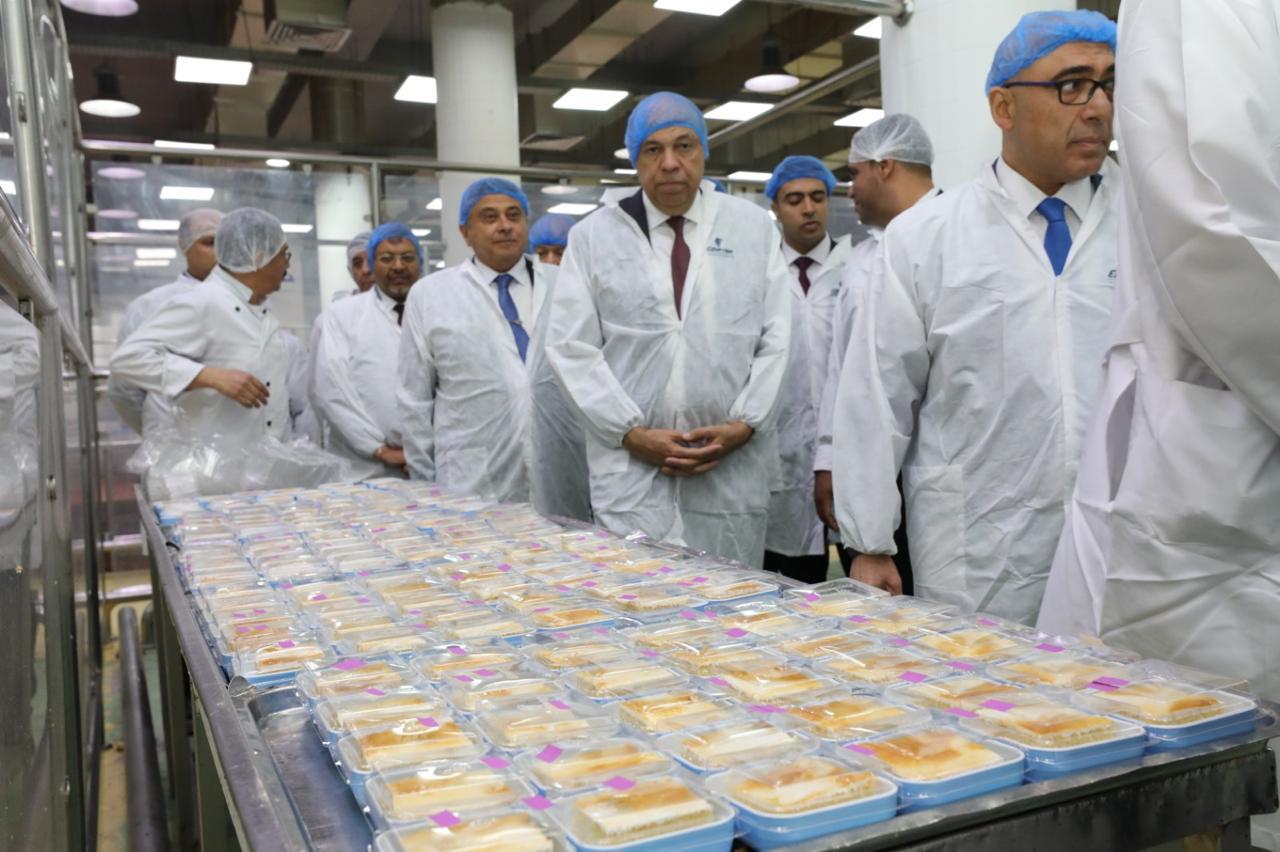 وزير الطيران المدني يتفقد خدمات مصر للطيران لضمان أعلى معايير الجودة والسلامة