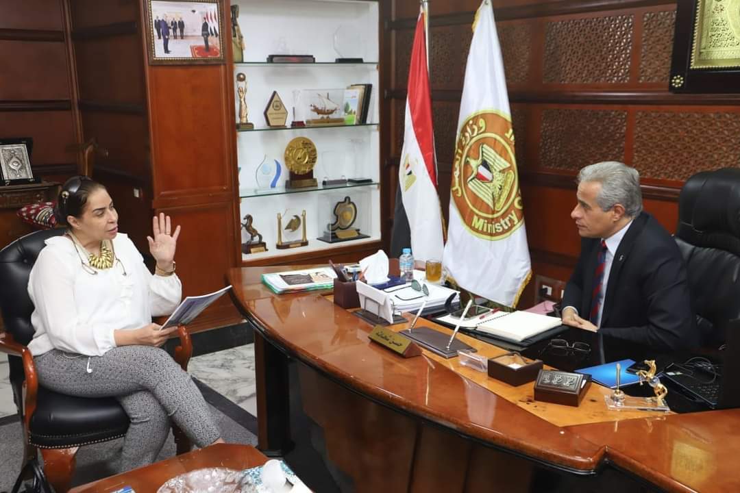 خلال لقائها وزير العمل ..نائبة برلمانية تقترح انشاء أكاديمية لتأهيل "الضيافة الجوية"