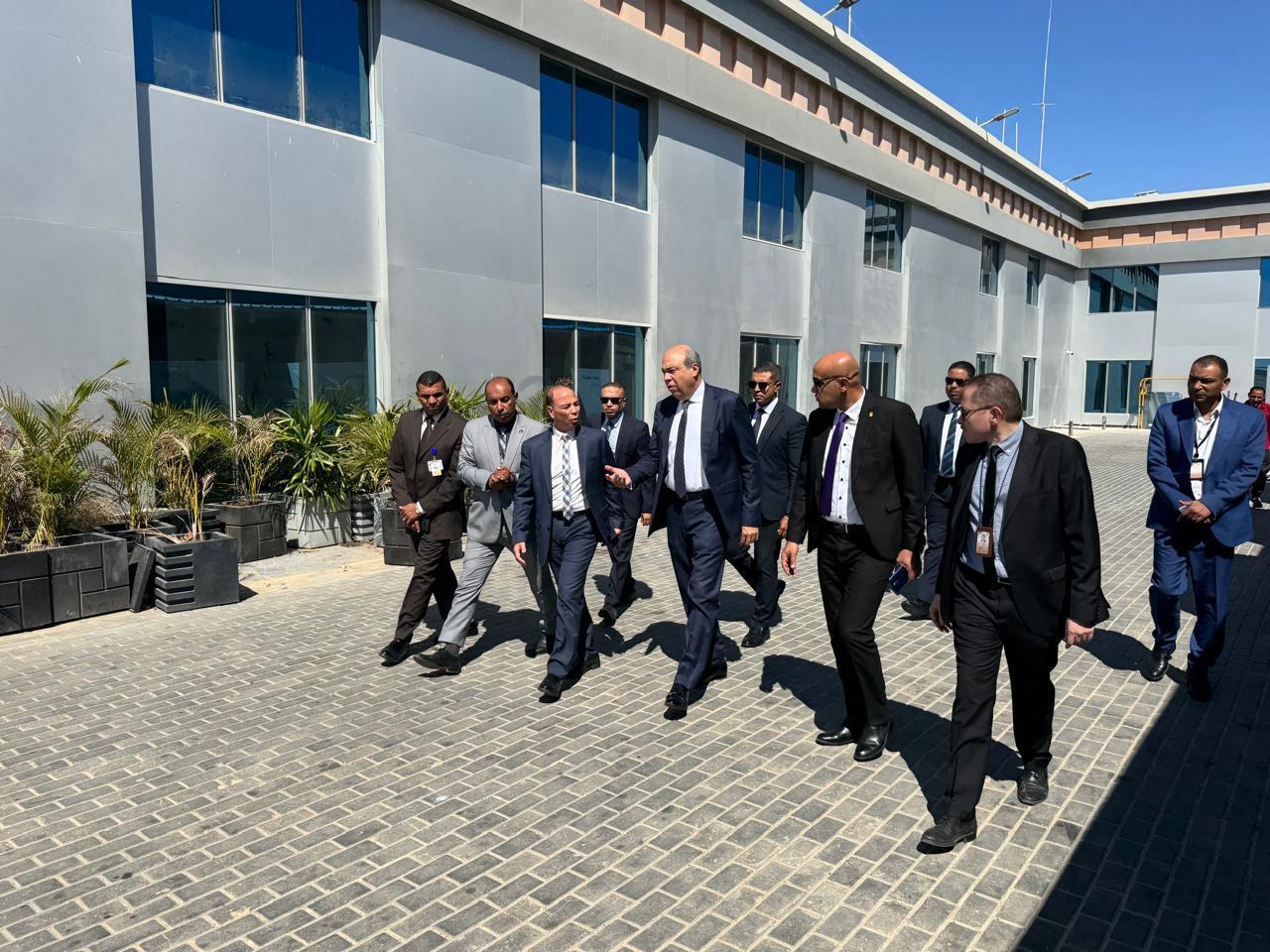 وزير الطيران  يتفقد مطار العلمين الدولي ويستعرض خطط التوسعة والتطوير لمواكبة حركة التشغيل