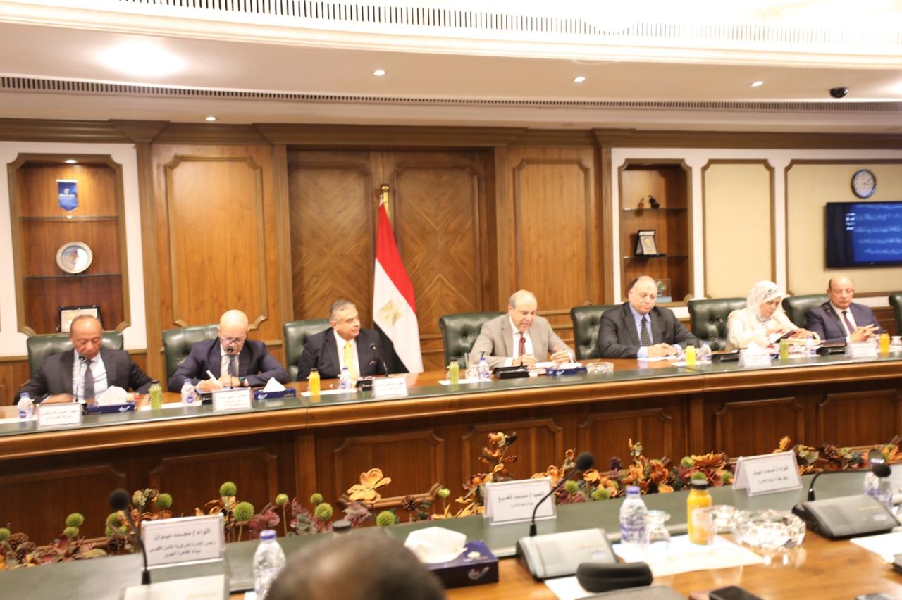 وزير الطيران يبحث معوقات انسيابية حركة الركاب بالمطارات المصرية وسبل تلافيها