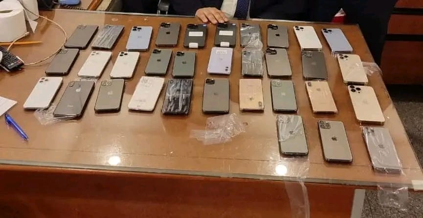 جمارك مطار القاهرة تحبط محاولة تهريب 66 هاتفًا محمولًا