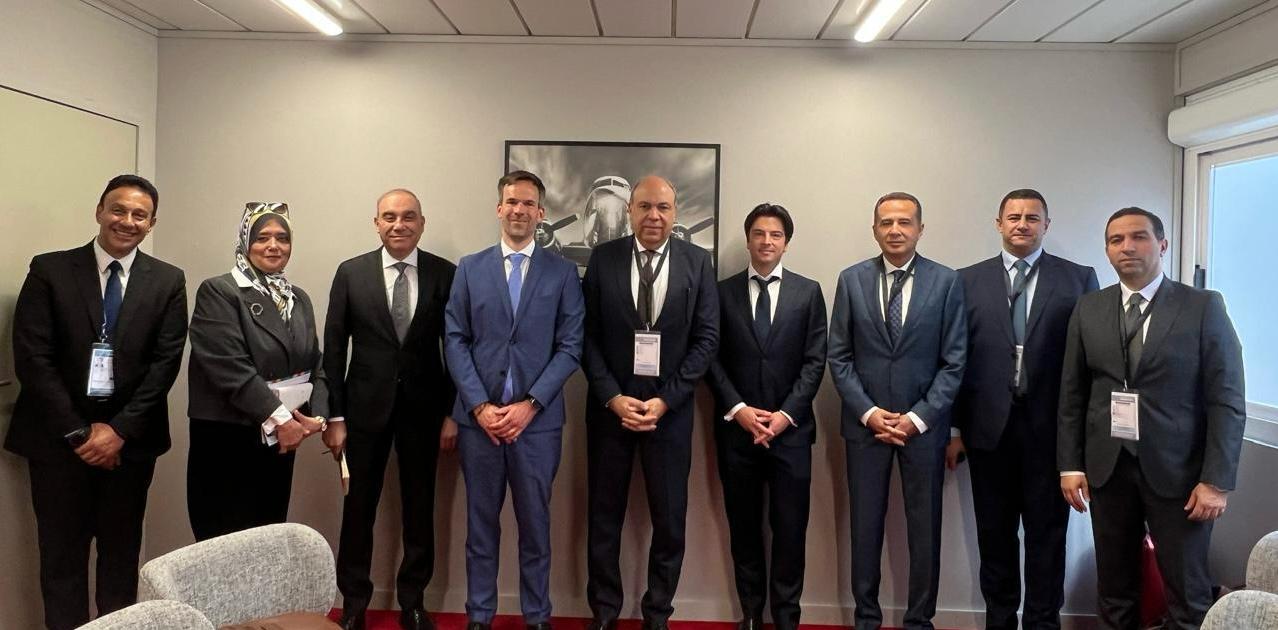 الحفني يُطلق من باريس خطة دولية لتحديث المطارات المصرية بقيادة الغردقة