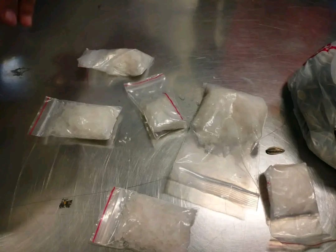 ضبط محاولة تهريب 200 جرام من مخدر الآيس داخل طرد  تسالي بمطار القاهرة الدولي