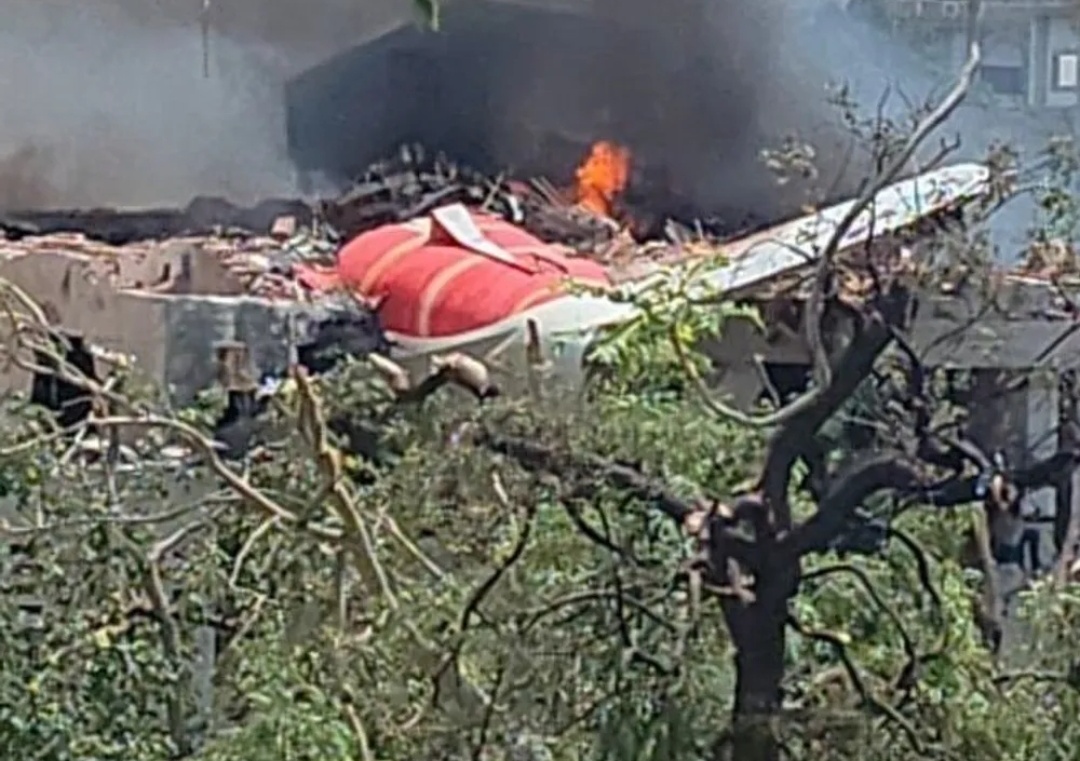 على متنها 242 راكبًا.. تحطم طائرة قرب مطار أحمد آباد الدولي في الهند