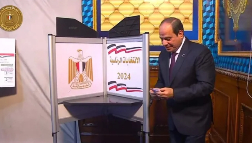 المرشح عبد الفتاح السيسي يدلي بصوته في الانتخابات الرئاسية المصرية