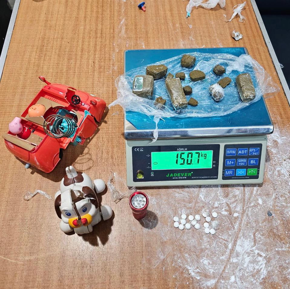 ضبط مواد مخدرة داخل لعبتي أطفال مع راكب قادم من إيطاليا بمطار القاهرة