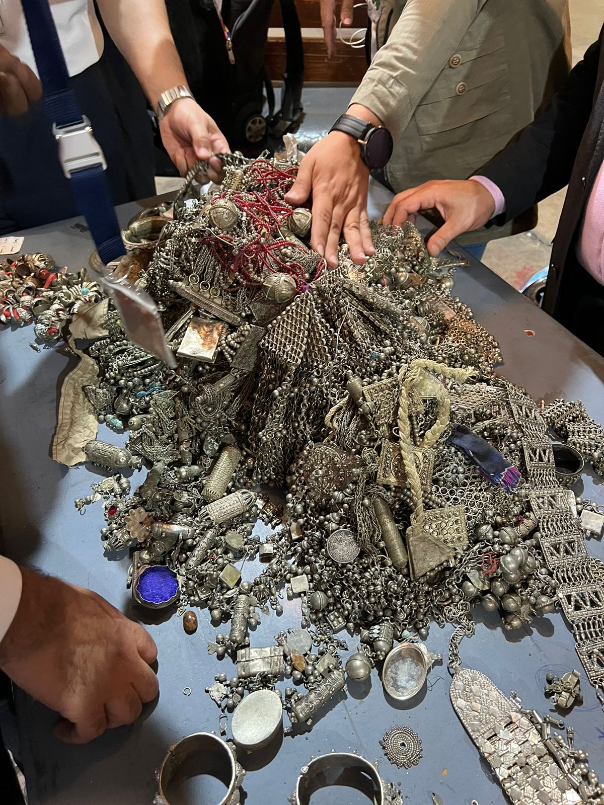 جمارك الواردات الجوية تضبط مجموعة من الحلى والعملات المعدنية الأثرية بمطار القاهرة