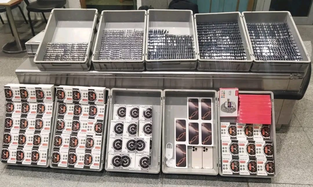 ضبط  هواتف وساعات ذكية ومستحضرات شيشة إلكترونية بمطار برج العرب الدولي بقيمة 444 ألف جنيه