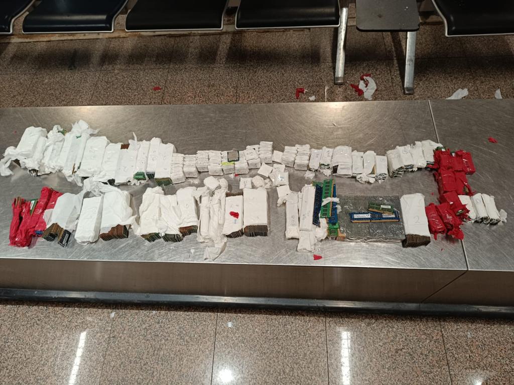 مخبأة حول جسده ..ضبط راكب اجنبي  حاول تهريب 699 رامات و بروسيسور كمبيوتر