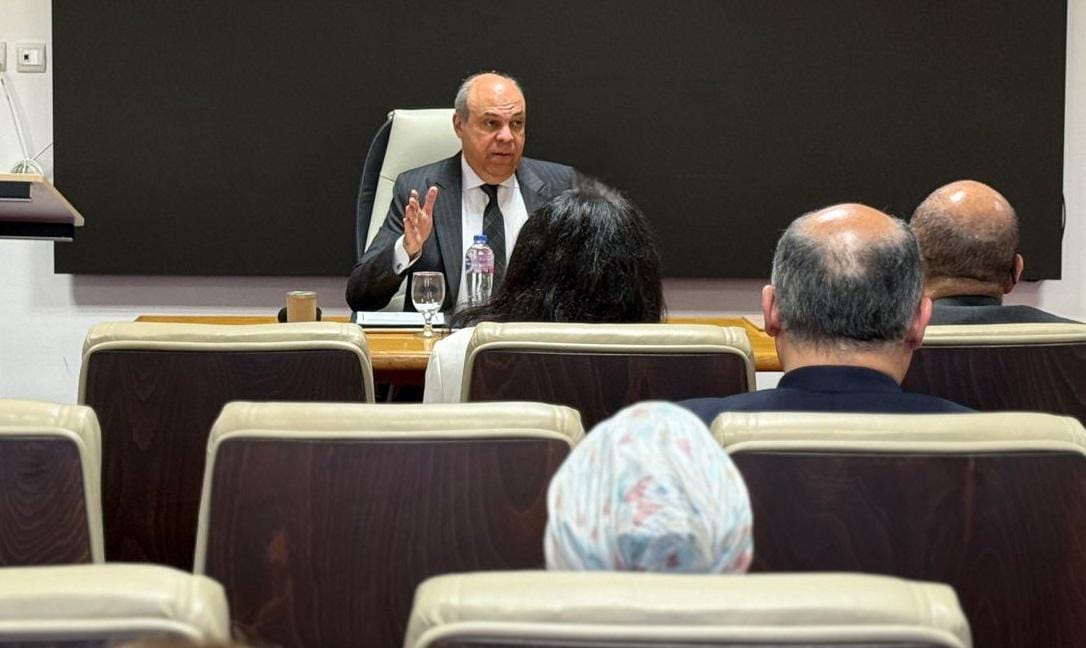 الحفني يدعو السفراء الجدد للترويج للمطارات المصرية وفرص الاستثمار الواعدة