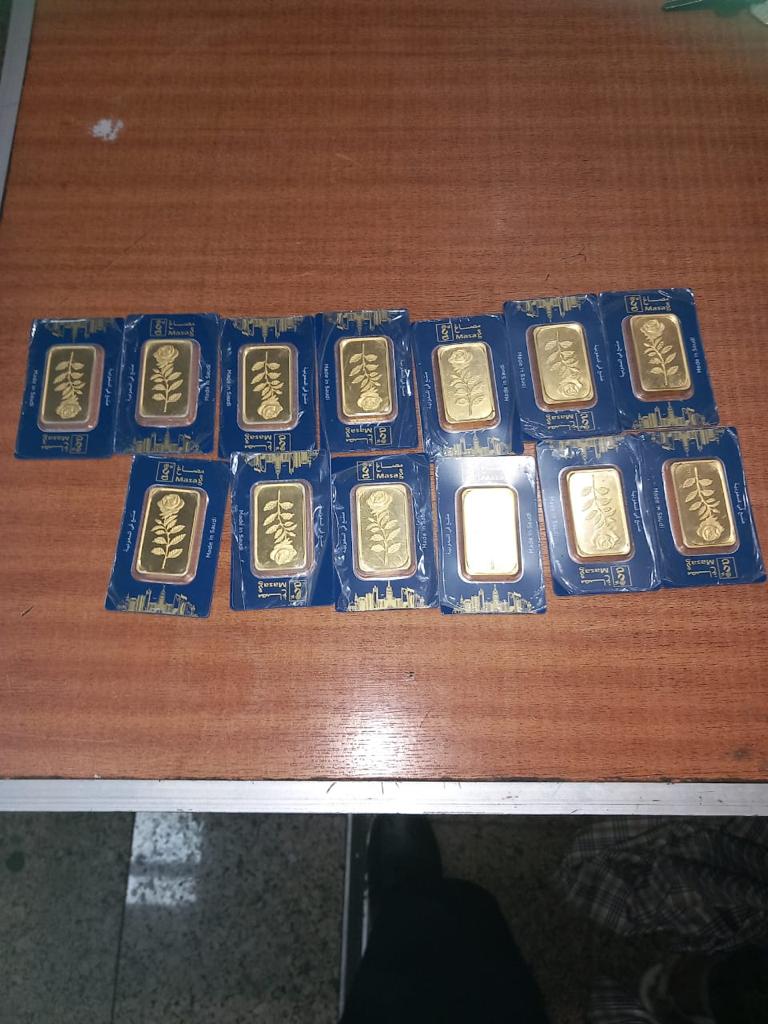 ضبط 5 محاولات لتهريب سبائك ذهبية وكروت فيزا بمطار القاهرة