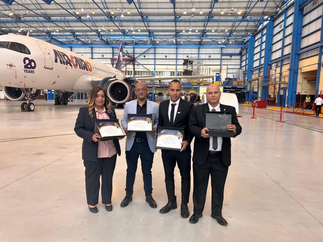 الحفنى  يُكرم 4 من العاملين بالشركة المصرية للمطارات بمناسبة عيد العمال