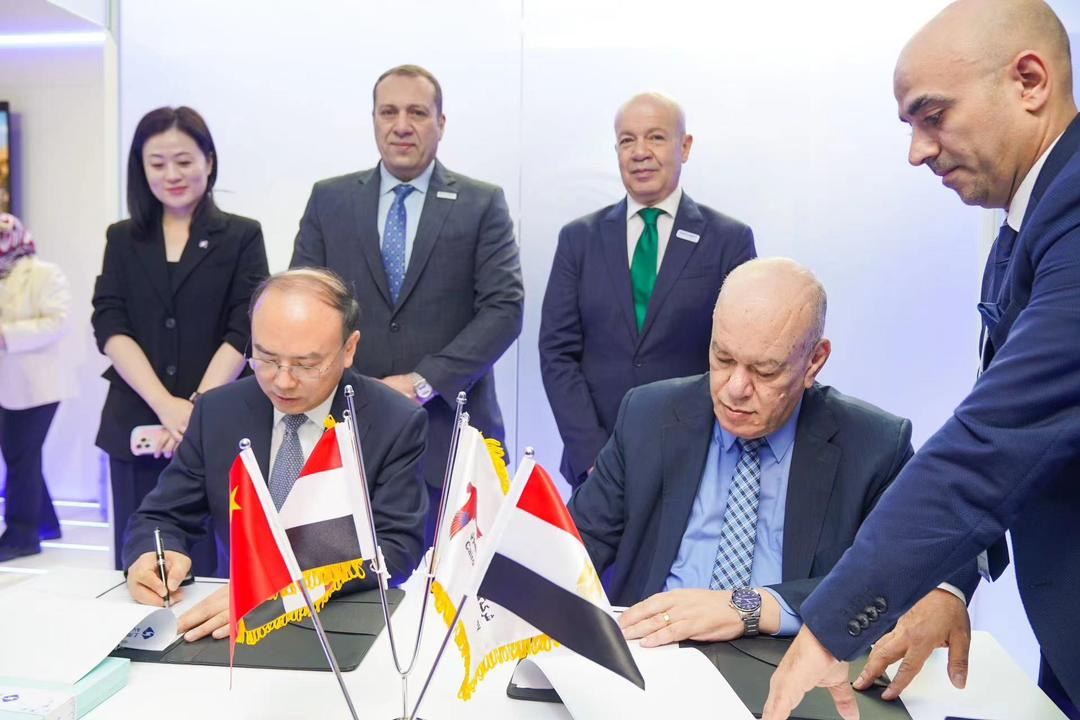 توقيع مذكرة تفاهم بين مطاري القاهرة وشنغهاي لتعزيز التعاون في مجالي الركاب والشحن