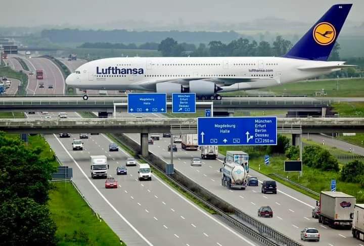 مطار لايبزغ هال تحفة معمارية تتوسط السكك الحديدية والطرق السريعة