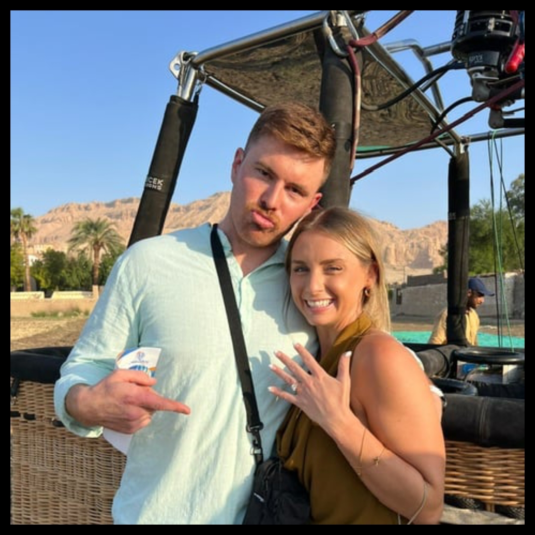 حب في السماء.. سائح أمريكي يفاجئ صديقته بطلب الزواج على متن بالون طائر في الأقصر