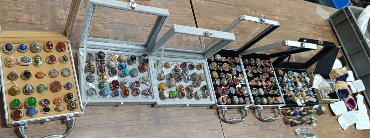 جمارك مطار القاهرة تحبط تهريب مخدرات ومشغولات مرصعة بالأحجار الكريمة