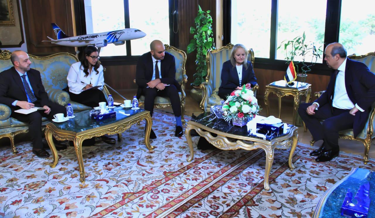 وزير الطيران  يبحث مع البنك الأوروبي لإعادة الإعمار تعزيز التعاون في مشروعات البنية التحتية والوقود المستدام