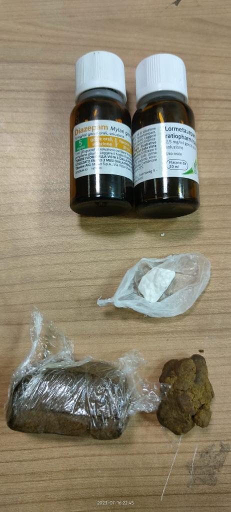 ضبط راكب بحوزته مخدرات متنوعة واخر بحوزته خنجرين