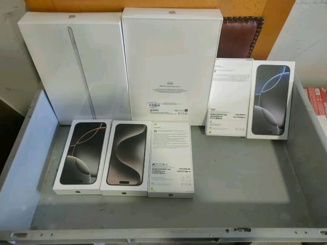 ضبط هواتف محمولة ومستحضرات تجميل بمطار برج العرب الدولي بقيمة تتجاوز 670 ألف جنيه