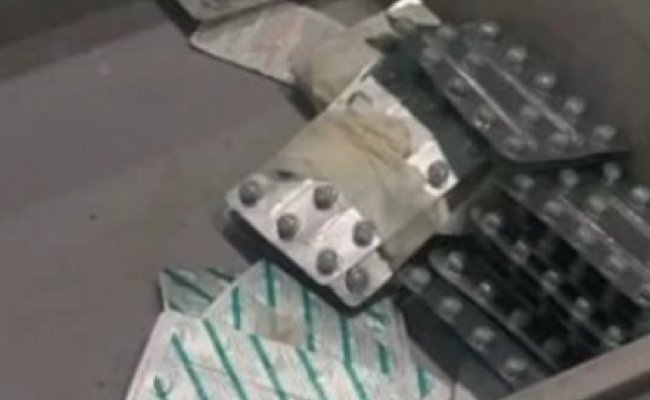 جمارك مطار برج العرب الدولي تضبط تهريب عدد من الأقراص المخدرة