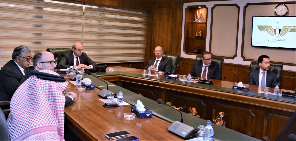 وزير الطيران المدني يجتمع بشركات الطيران لدعم السياحة وحل التحديات سريعًا