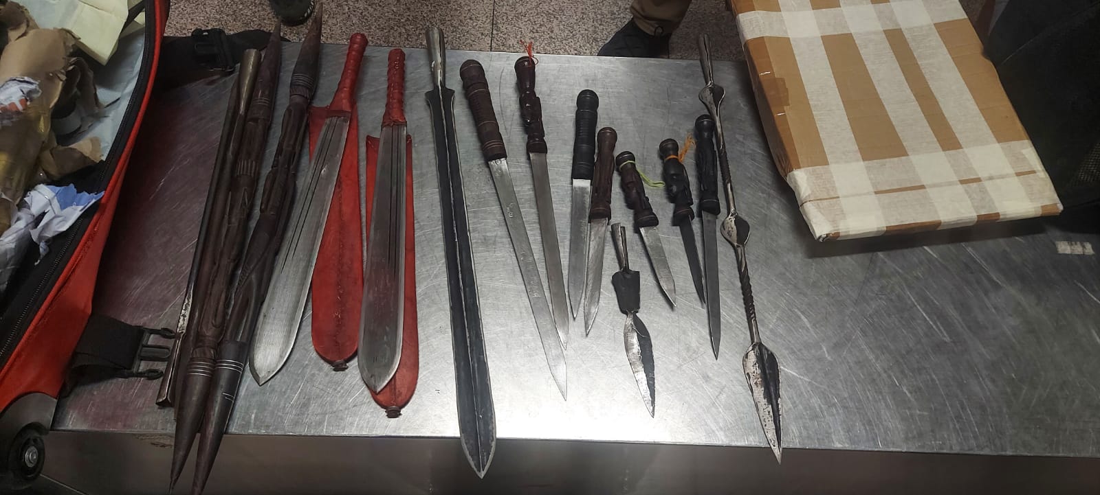 ضبط راكب أجنبي بحوزته 17 سلاح ابيض متنوع