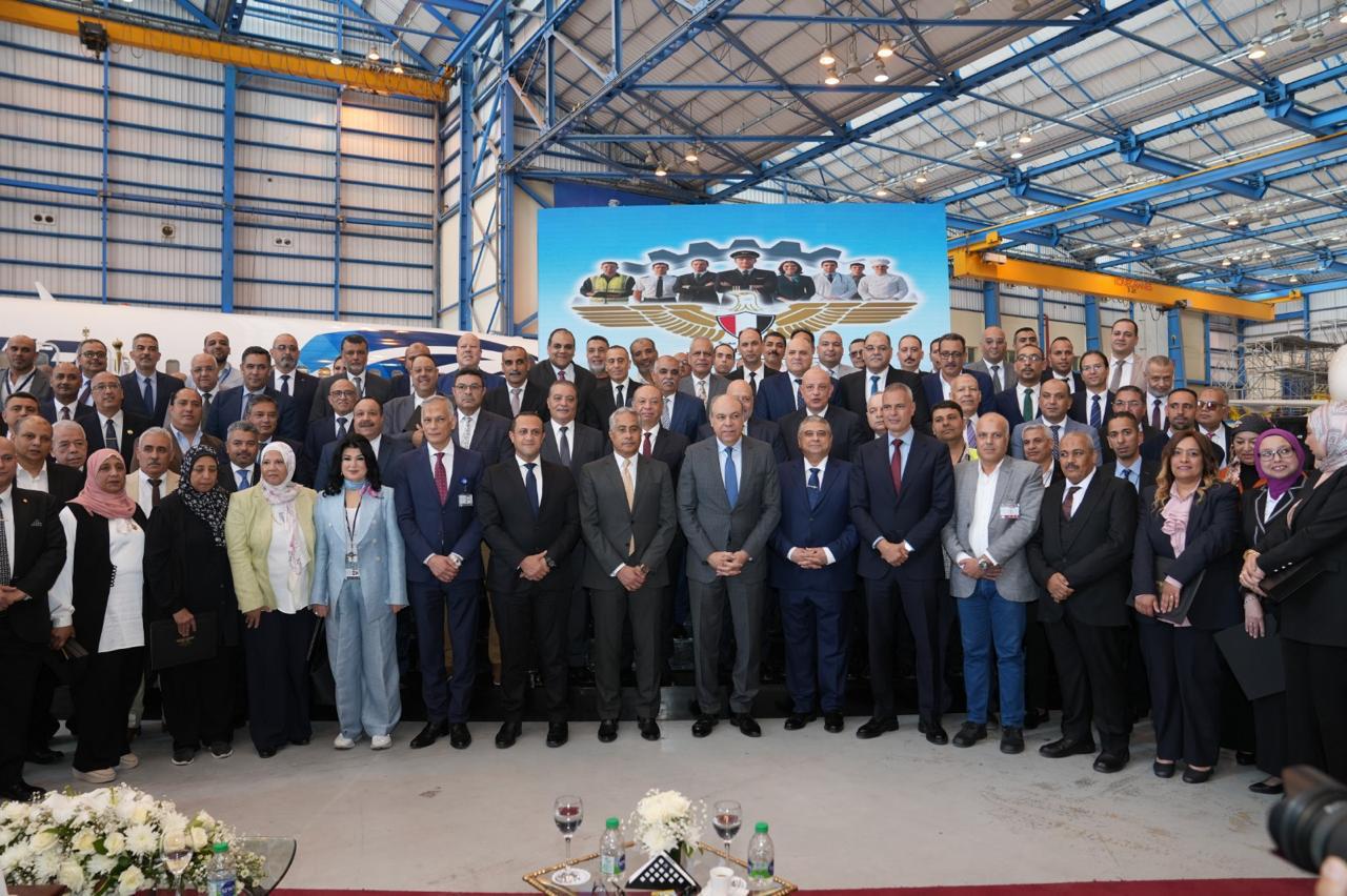 وزير الطيران المدني يكرم نماذج مضيئة من العاملين احتفالًا بعيد العمال