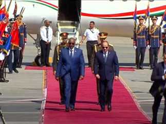 الرئيس السيسي يستقبل رئيس مجلس السيادة السوداني بمطار القاهرة
