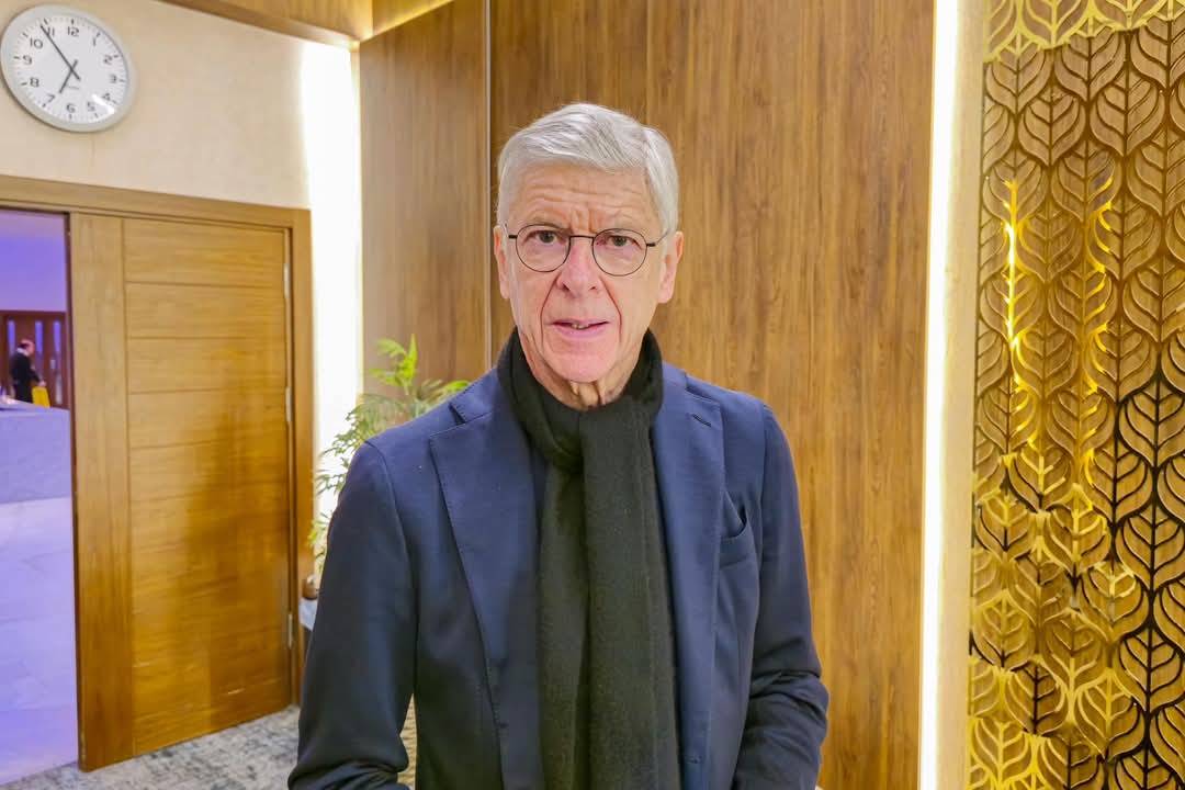 أرسين فينجر يصل  مطار القاهرة لإطلاق برنامج اكتشاف المواهب الكروية برعاية الفيفا