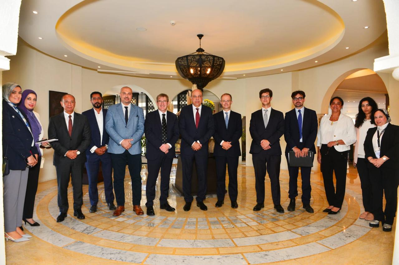 الحفني يبحث مع وفد بريطاني سبل التعاون في تطوير البنية التحتية للمطارات