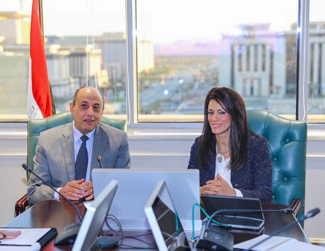 وزيرا التعاون الدولى والطيران يبحثان جذب تمويلات لتطوير المطارات