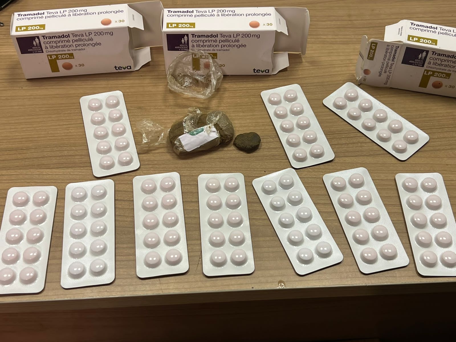 ضبط راكب بحوزته حشيش واقراص مخدرة واخر بحوزته منظار محظور