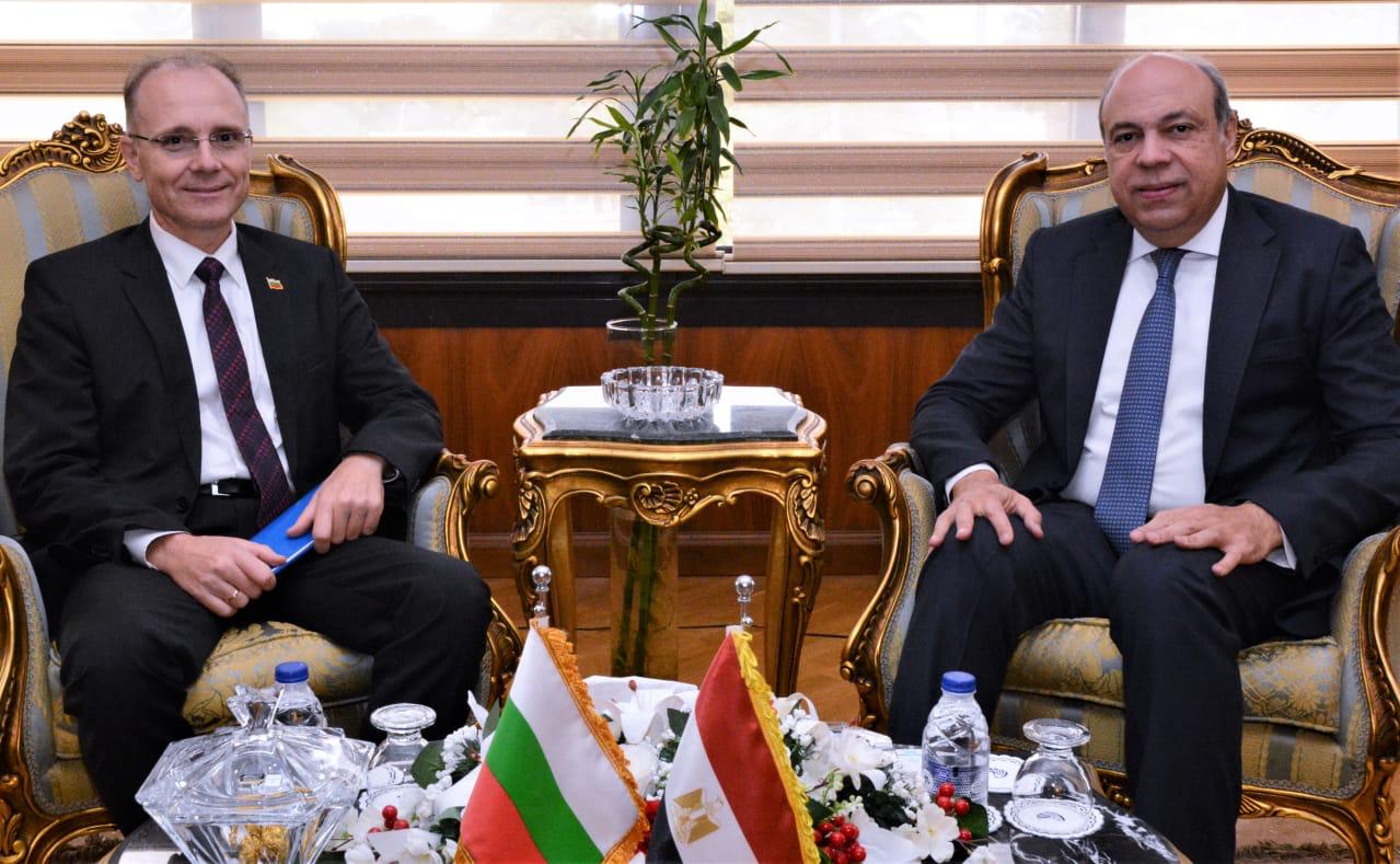 وزير الطيران يبحث مع السفير البلغارى تعديل اتفاقية النقل الجوي بين البلدين