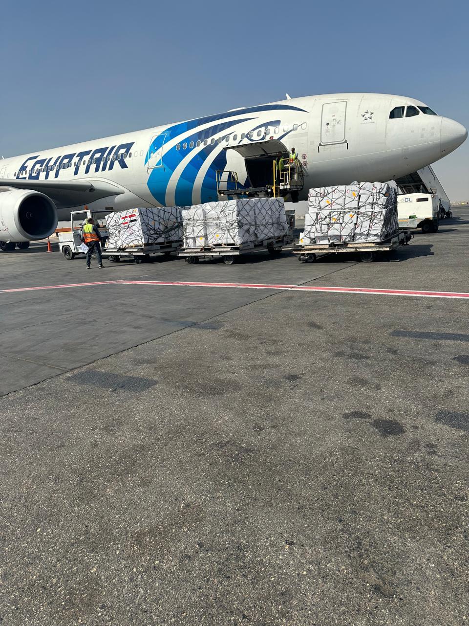 مصر للطيران تُسير رحلة استثنائية ثالثة لإعادة المصريين من لبنان ونقل مساعدات إنسانية للشعب اللبناني