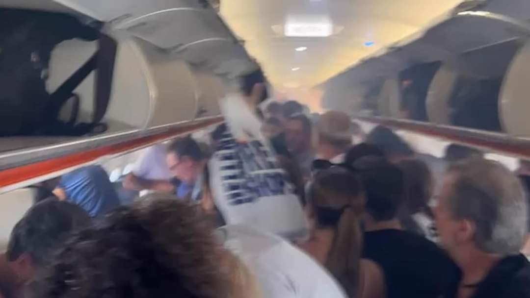ذعر على متن رحلة EasyJet بعد انفجار سيجارة إلكترونية يؤدي إلى إخلاء الركاب قبل الإقلاع
