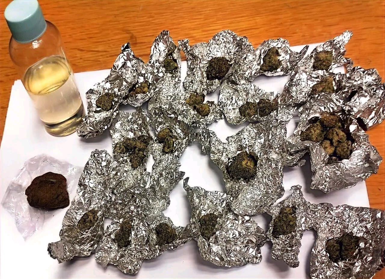 جمارك مطار الغردقة تضبط كمية من مخدرى الحشيش والماريجوانا