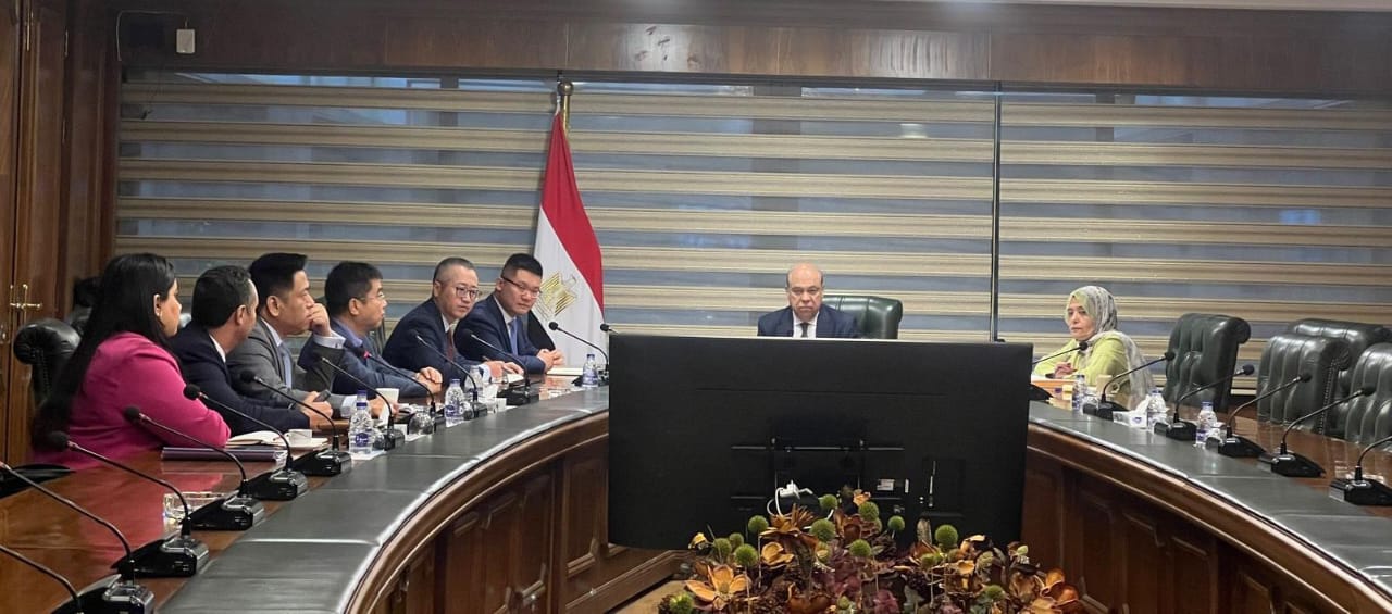 وزير الطيران  يبحث مع مسئولي هواوي العالمية سُبل التعاون لتطوير البنية التحتية الرقمية بالقطاع