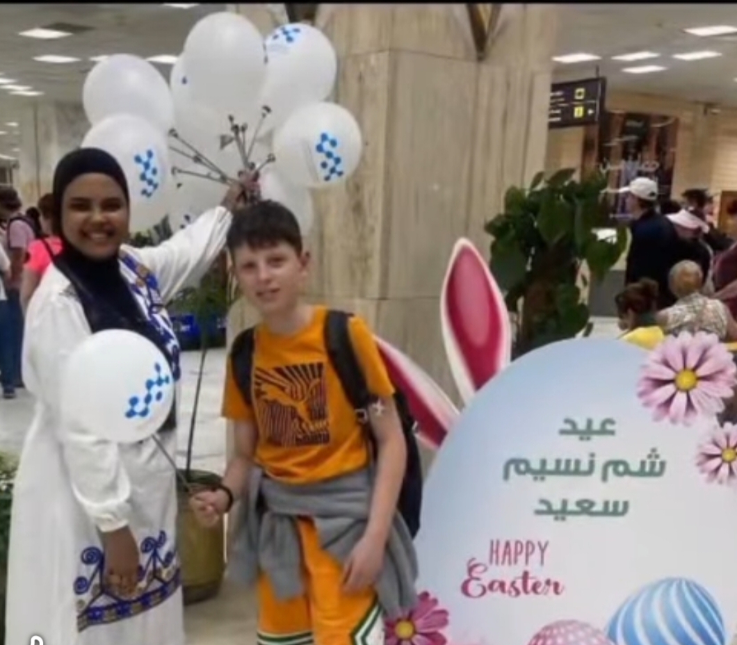 المطارات المصرية تستقبل المسافرين بالورود والموسيقى وترحيب يلامس القلوب