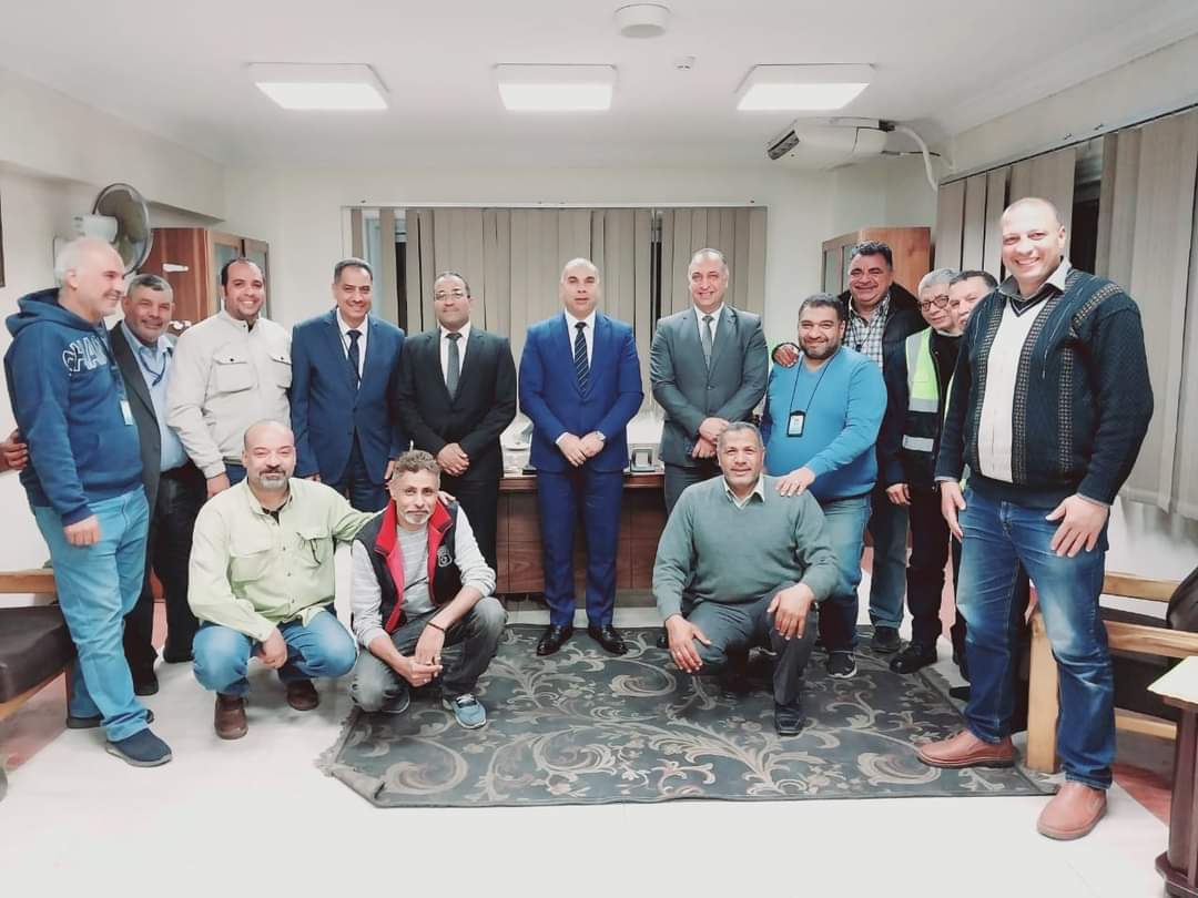 رئيس مصر للطيران للخدمات الأرضية يتفقد سير العمل بمحطة برج العرب في جولة رمضانية