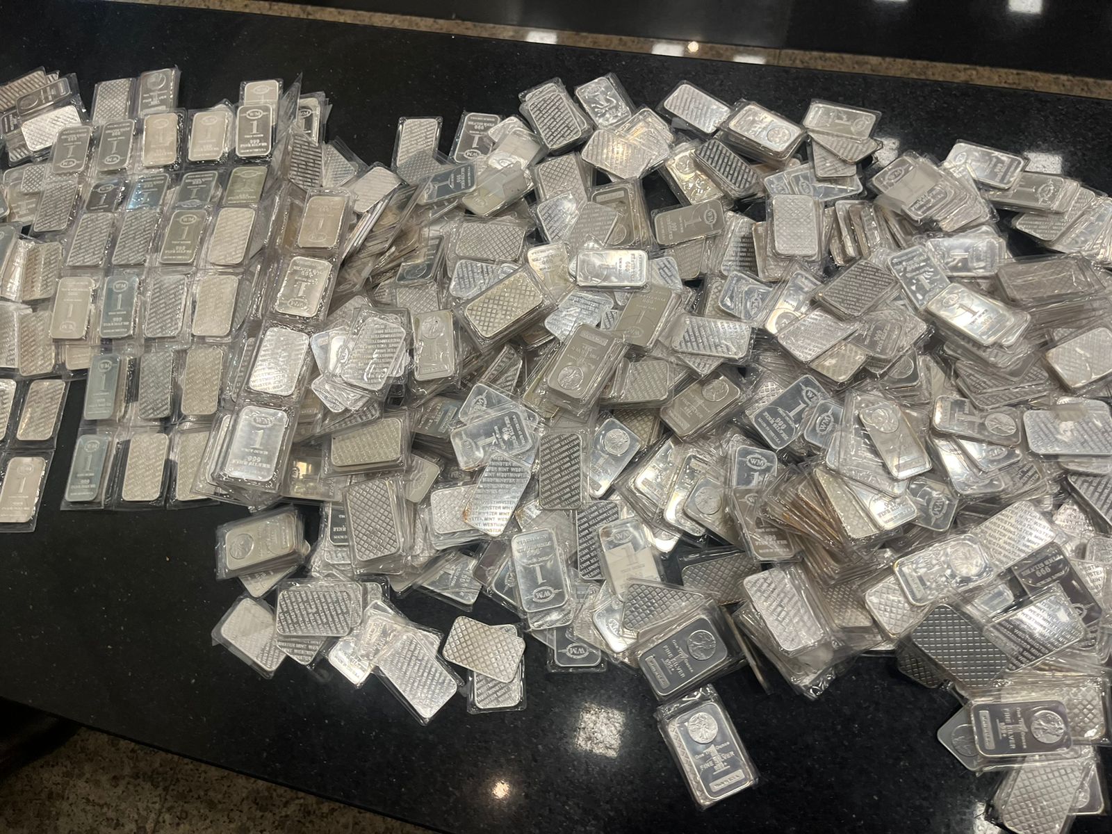 ضبط راكب أجنبي حاول تهريب سبائك فضة في مطاري القاهرة وسفنكس